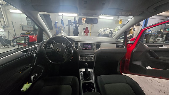 Volkswagen Golf Sportsvan 2 of 5