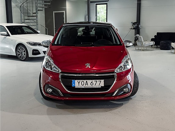Peugeot 208 2 of 5