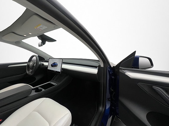 Tesla Model Y 29 of 30