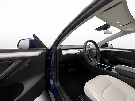 Tesla Model Y 12 of 30