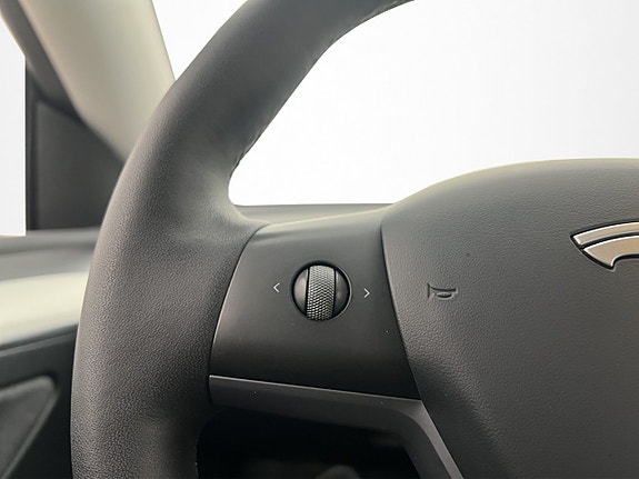 Tesla Model Y 16 of 30