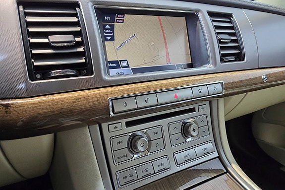Jaguar XF 16 of 22