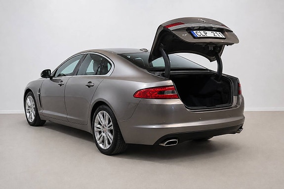 Jaguar XF 8 of 25
