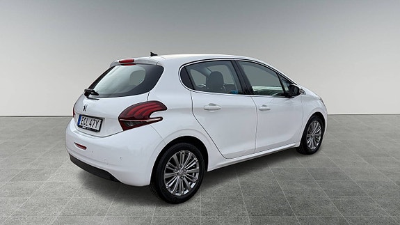 Peugeot 208 3 of 10