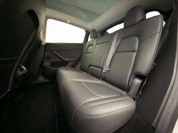 Tesla Model Y 26 of 30
