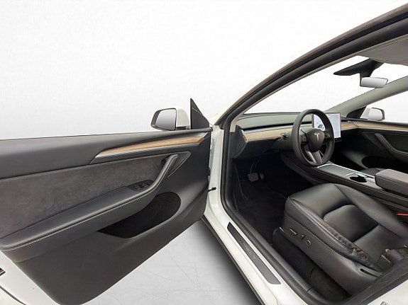 Tesla Model Y 10 of 30