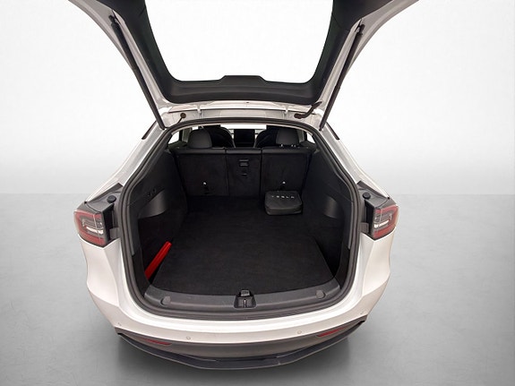 Tesla Model Y 27 of 30