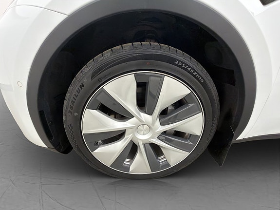 Tesla Model Y 29 of 30