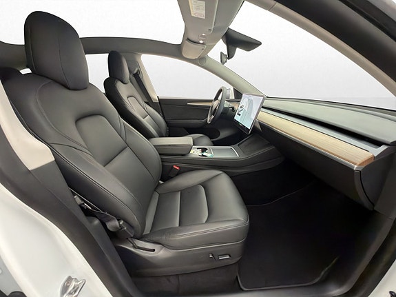 Tesla Model Y 24 of 30