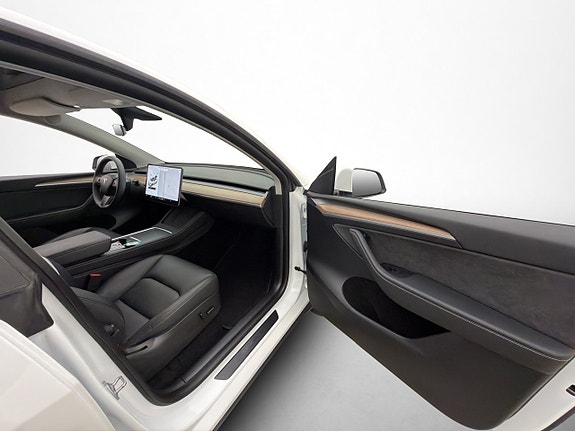Tesla Model Y 25 of 30