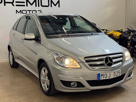 Mercedes-Benz B180 2 of 5