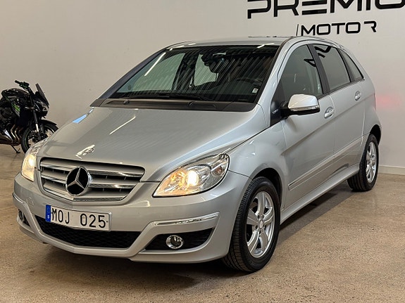 Mercedes-Benz B180 4 of 5