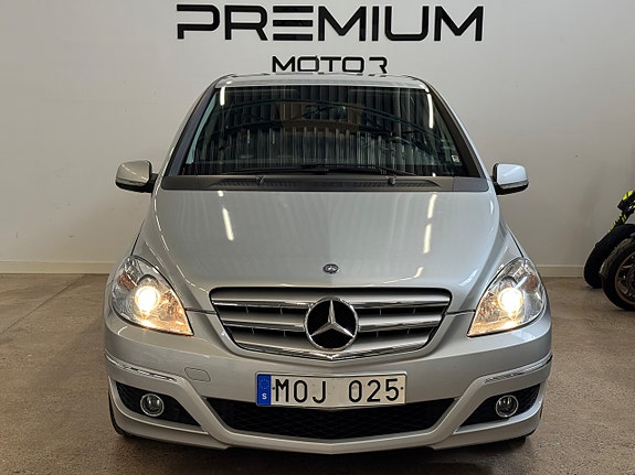 Mercedes-Benz B180 3 of 5