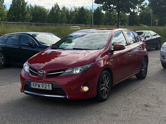 Toyota Auris 2 of 5