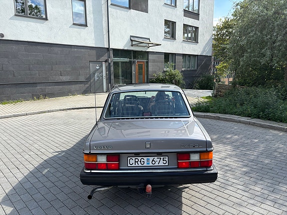 Volvo 240 4 of 14
