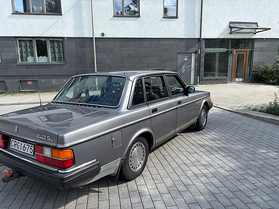 Volvo 240 3 of 14