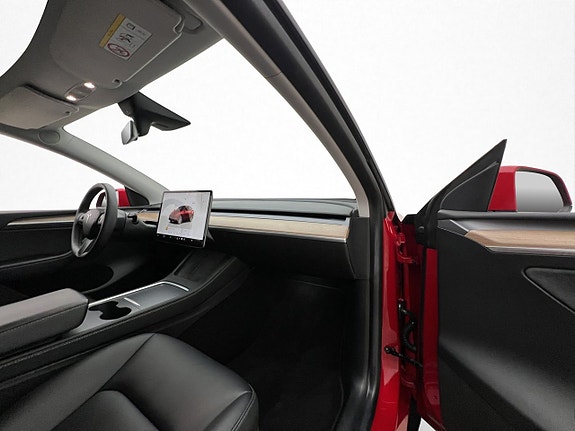 Tesla Model Y 28 of 30