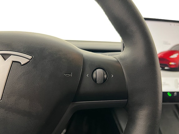 Tesla Model Y 16 of 30