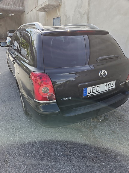 Toyota Avensis 2 of 4