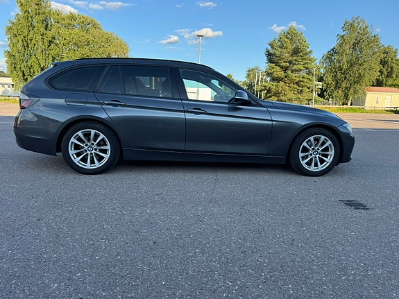 BMW 318d 2 of 5