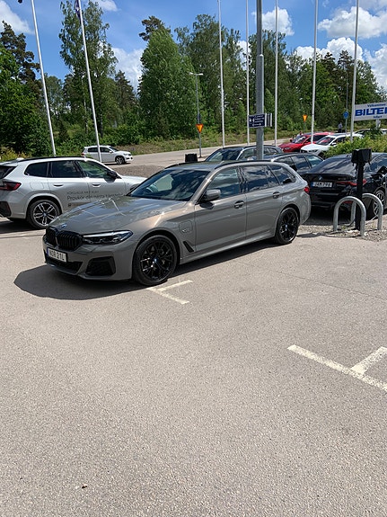 BMW 530e 2 of 5