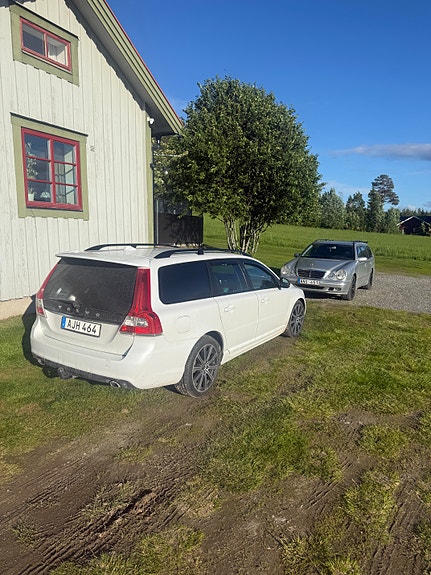 Volvo V70 2 of 5