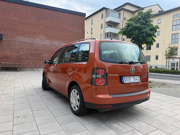 Volkswagen Touran 3 of 5