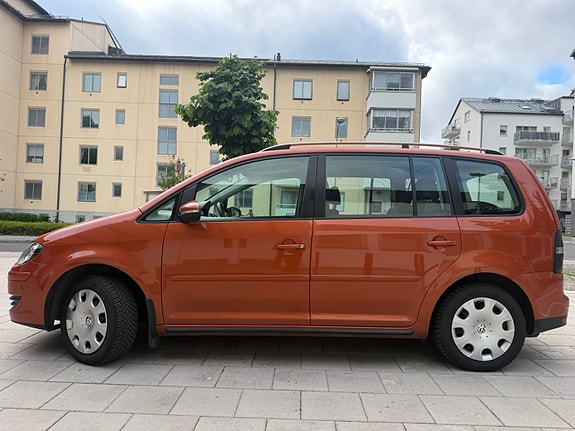 Volkswagen Touran 2 of 5