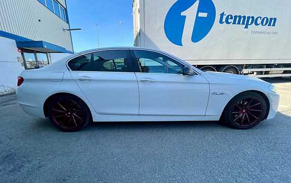 BMW 523i 3 of 5