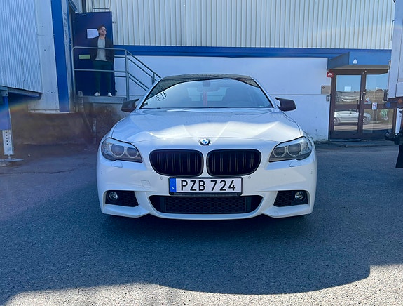 BMW 523i 2 of 5