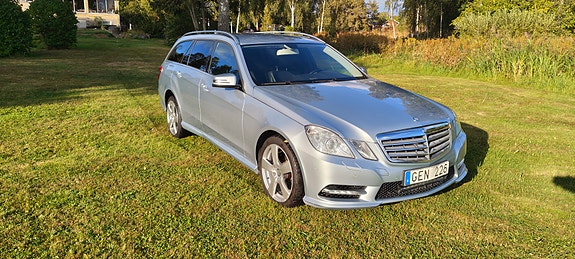 Mercedes-Benz E220 2 of 15