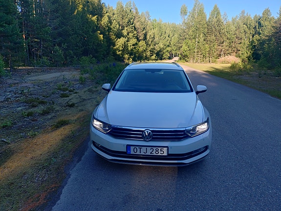Volkswagen Passat 2 of 5