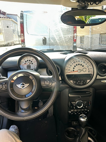 MINI Cooper 4 of 5