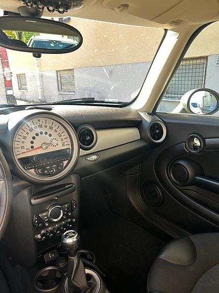 MINI Cooper 3 of 5