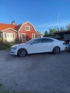 Skoda Superb 2 of 4