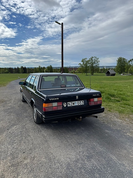 Volvo 740 2 of 5