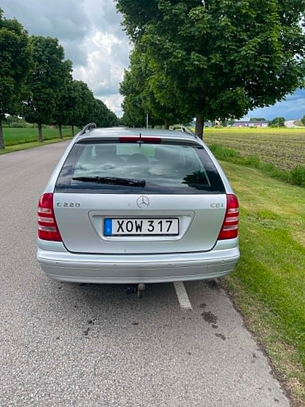 Mercedes-Benz C220 3 of 4