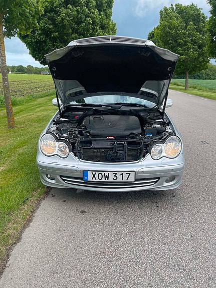 Mercedes-Benz C220 2 of 4
