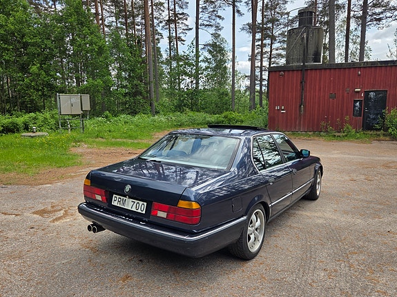 BMW 730i 3 of 5