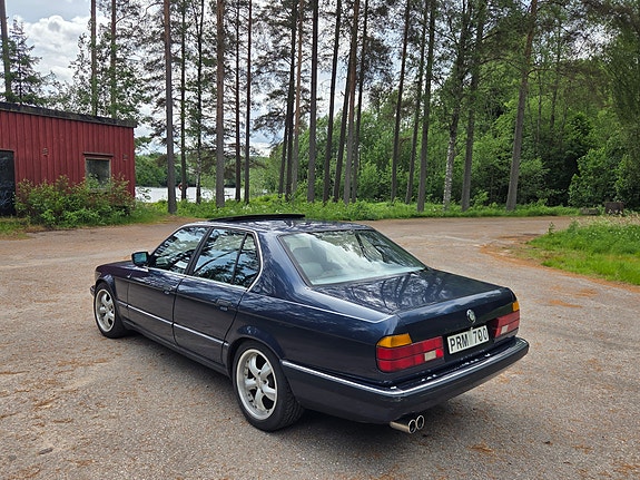 BMW 730i 4 of 5