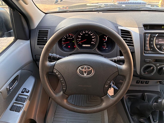 Toyota HiLux 19 of 30