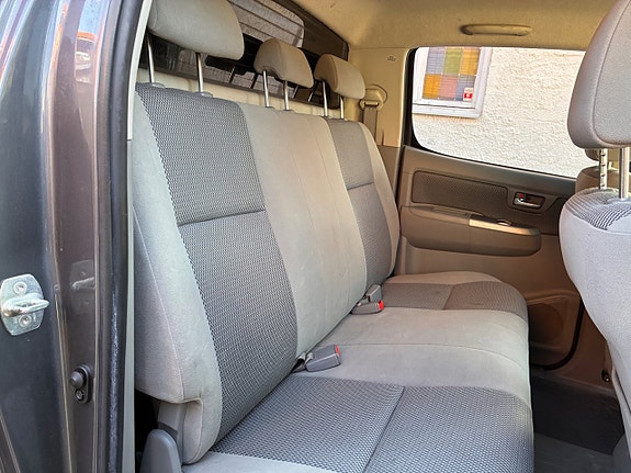 Toyota HiLux 28 of 30