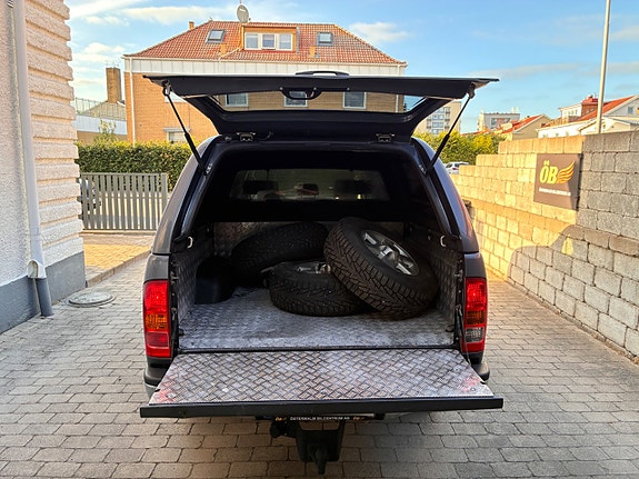 Toyota HiLux 13 of 30