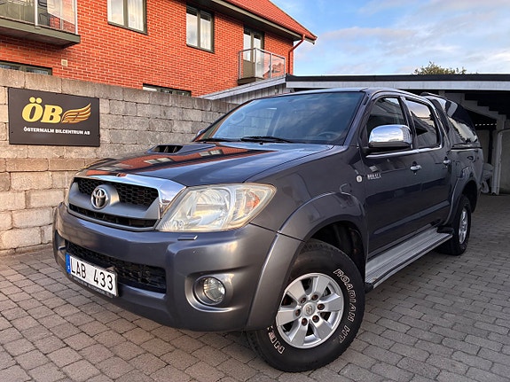 Toyota HiLux 2 of 30