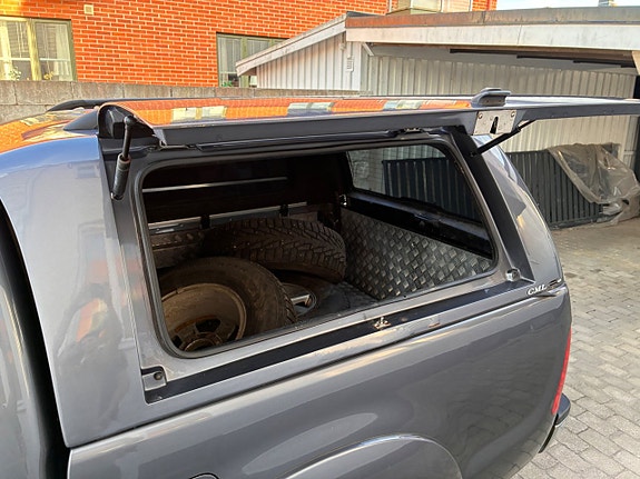 Toyota HiLux 14 of 30