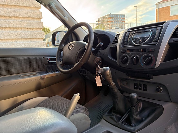 Toyota HiLux 27 of 30