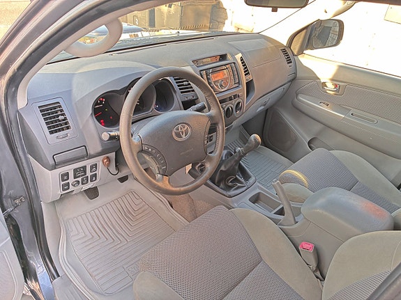 Toyota HiLux 22 of 30