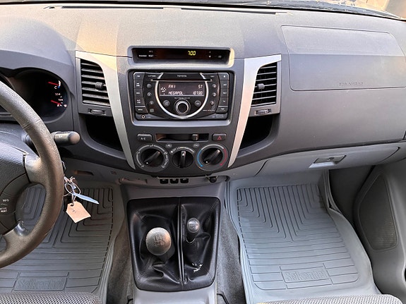 Toyota HiLux 20 of 30