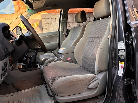 Toyota HiLux 23 of 30