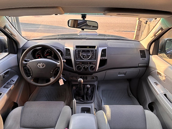 Toyota HiLux 18 of 30